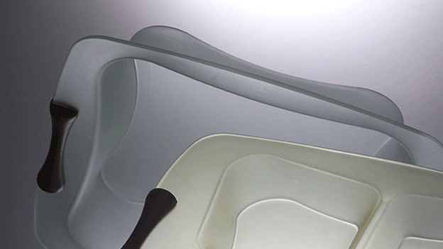 collezione di casalinghi in plastica