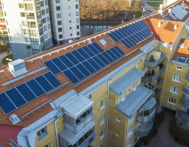 Il campo fotovoltaico sulla copertura del tuo condominio è molto importante per migliorare l'autonomia energetica.
