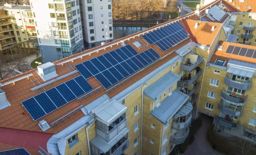 Il campo fotovoltaico sulla copertura del tuo condominio è molto importante per migliorare l'autonomia energetica.