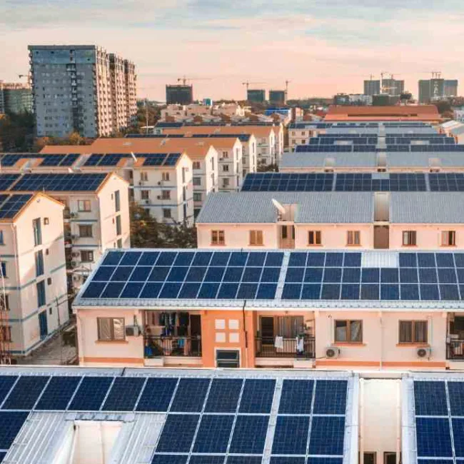 vista dall'alto di una città con tetti fotovoltaici di una comunità energetica rinnovabile