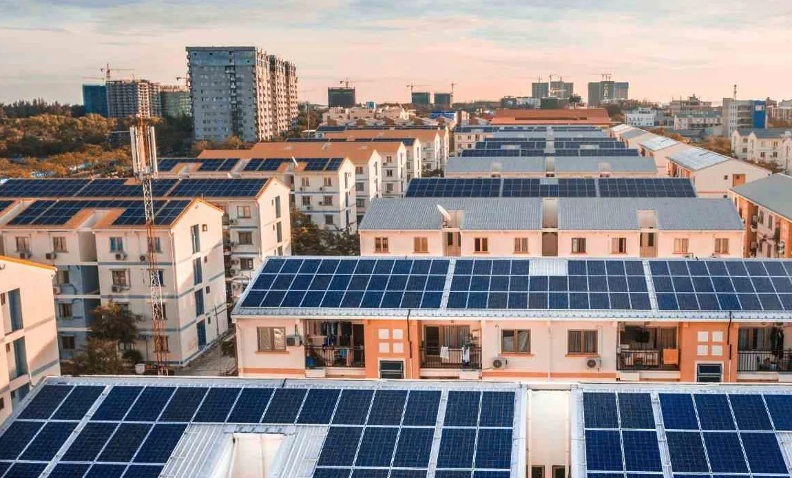 vista dall'alto di una città con tetti fotovoltaici di una comunità energetica rinnovabile